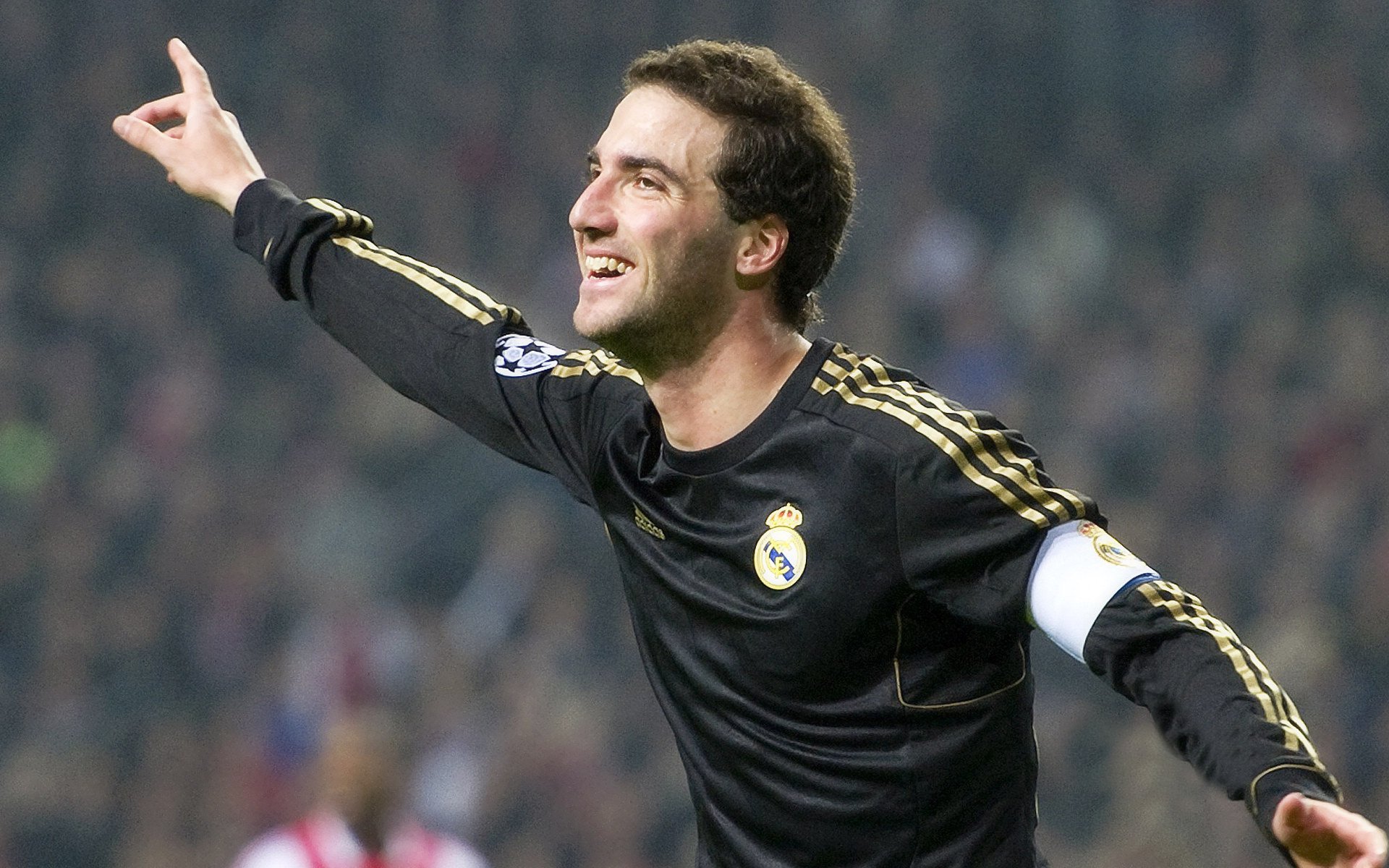 “飞盘：三叉湖田径场上的空中激情与极限对抗”