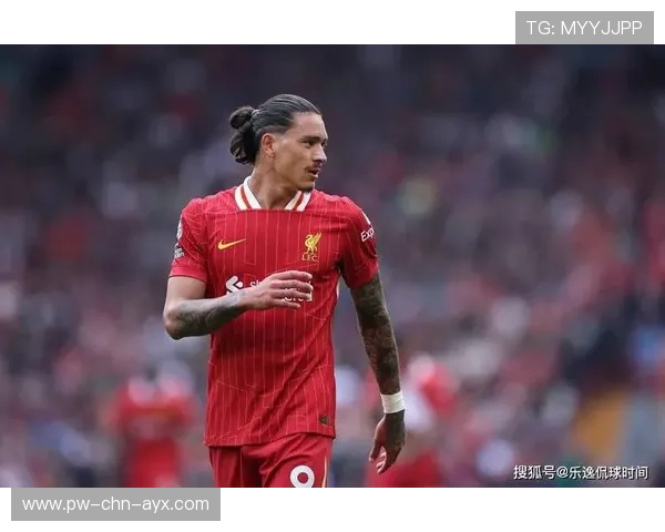 利物浦边路低平球传中，努涅斯抢点没踢正